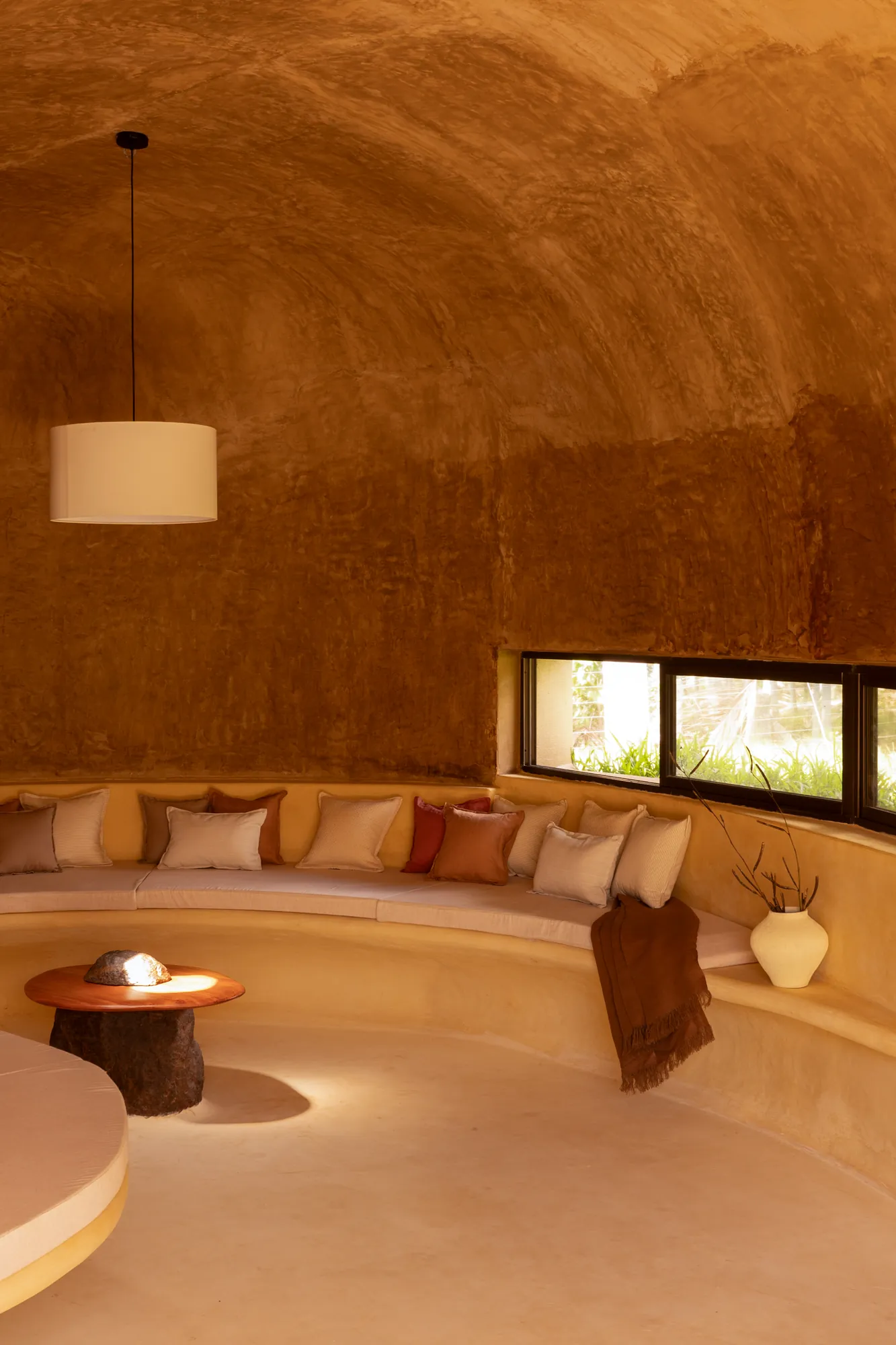 Built-in seating curves with the walls